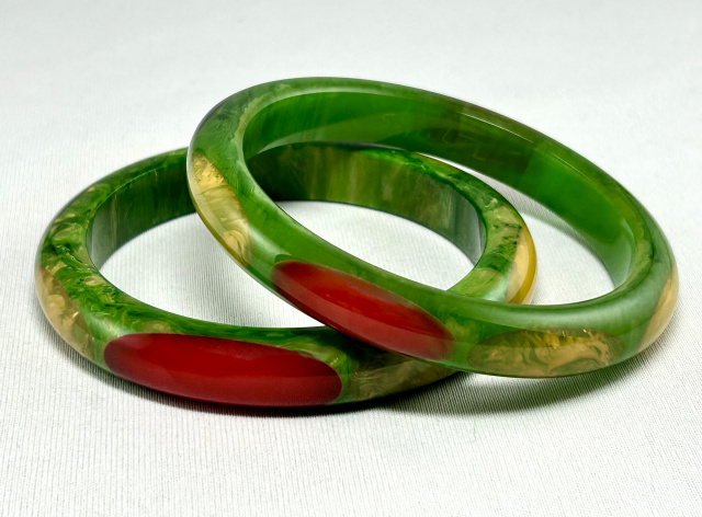 SZ35 Shultz marbled green/oval dots bakelite bangles